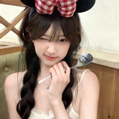 穿风信子蓝的少女